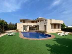 Villa de lujo con piscina, jacuzzi, jardín y terraza